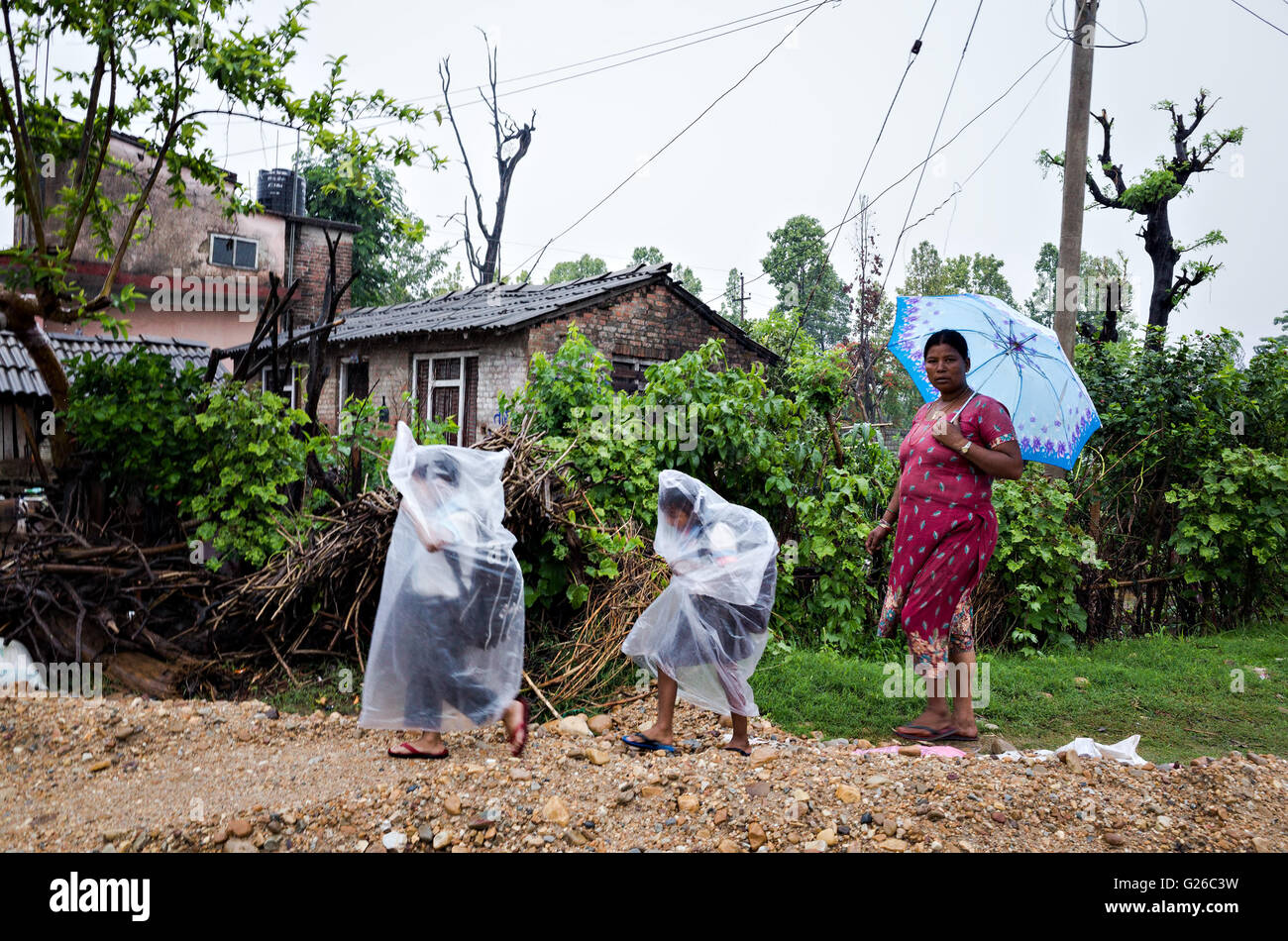 Hetauda, zentrale Region, Nepal. 25. Mai 2016. Starkregen und Sturm macht es schwer für Kinder zu Schule in Hetauda gehen. Kinder wickeln sich mit einem Kunststoff PE-Beutel und zu Fuß zur Schule. Bildnachweis: Suman Acharya/Alamy Live-Nachrichten Stockfoto