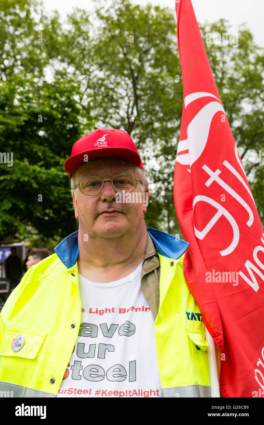 Westminter, London, UK. 25. Mai 2016. Ein Tata Stahl Arbeiter bei der Rallye. GMB sowie Stahl-Industrie-Gewerkschaften, Stahlarbeiter und Tochtergesellschaften März in Westminster aus Protest über die Regierung Umgang mit der Krise in der britischen Eisen-und Stahlindustrie. Bildnachweis: Imageplotter und Sport/Alamy Live Nachrichten Stockfoto