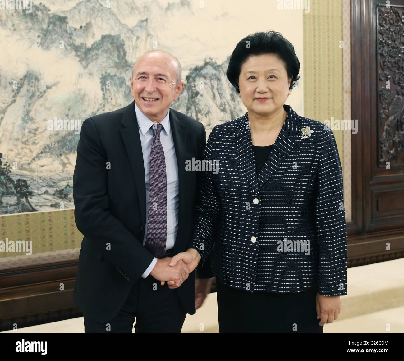 Peking, China. 25. Mai 2016. Chinese Vice Premier Liu Yandong (R) trifft sich mit Gérard Collomb, Bürgermeister von Lyon, in Peking, Hauptstadt von China, 25. Mai 2016. © Yao Dawei/Xinhua/Alamy Live-Nachrichten Stockfoto