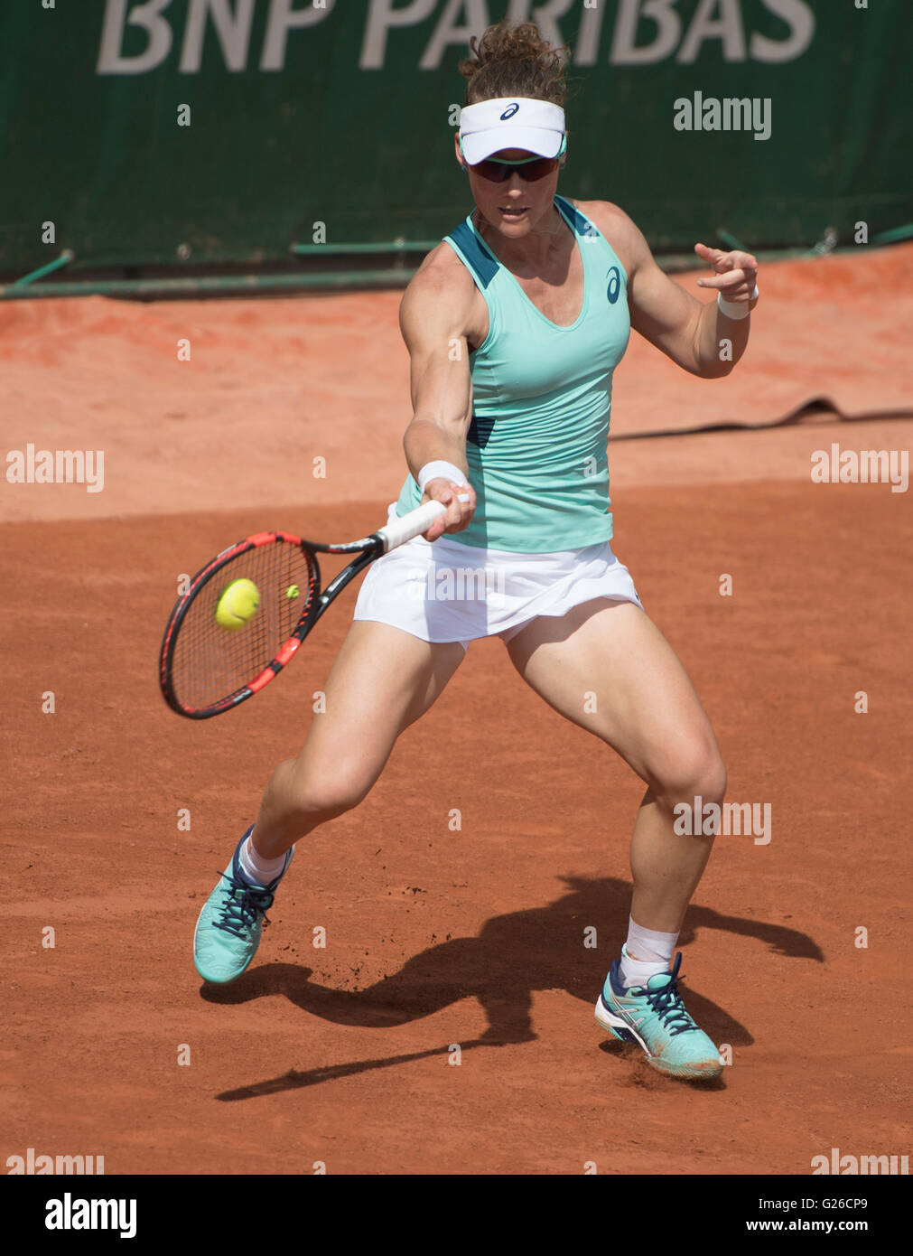 Paris. 25. Mai 2016. Samantha Stosur (AUS) besiegte Shuai Zhang (CHN) 6: 3 im ersten Satz in Roland Garros in Stade Roland Garros in Paris gespielt wird. Kredit-© Leslie Billman/Tennisclix: Csm/Alamy Live-Nachrichten Stockfoto