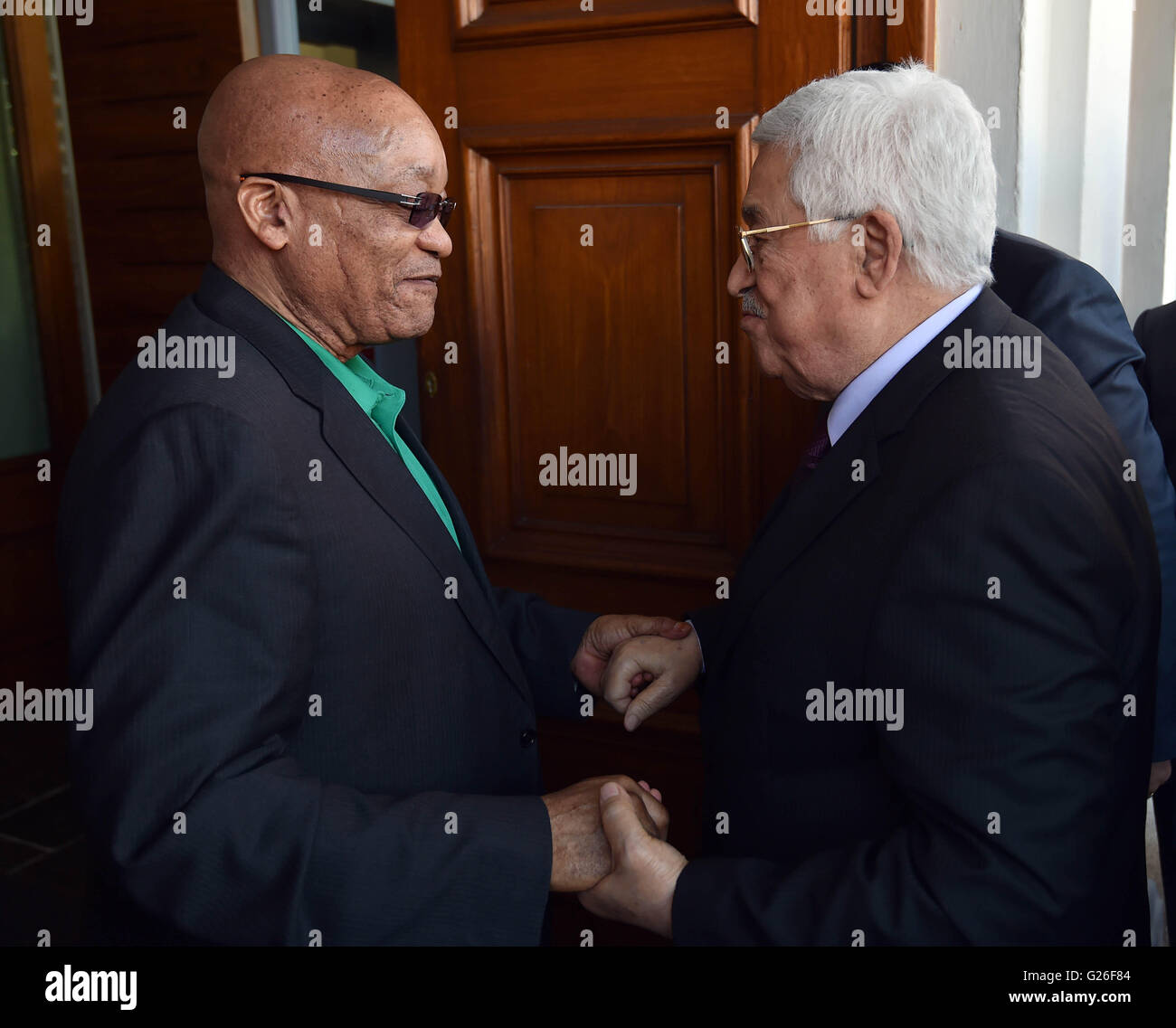 Cape Town, South? Afrika. 25. Mai 2016. Südafrikas Präsident Jacob Zuma (L) hält Hände mit seinem palästinensischen Amtskollegen Mahmoud Abbas in Cape Town, South? Afrika, am 25. Mai 2016.? South? Africa? wird weiterhin eine befreite Zone und ein Freund des palästinensischen Volkes, Jacob Zuma, sagte hier am Mittwoch. © DOC/Elmond Jiyane/Xinhua/Alamy Live-Nachrichten Stockfoto