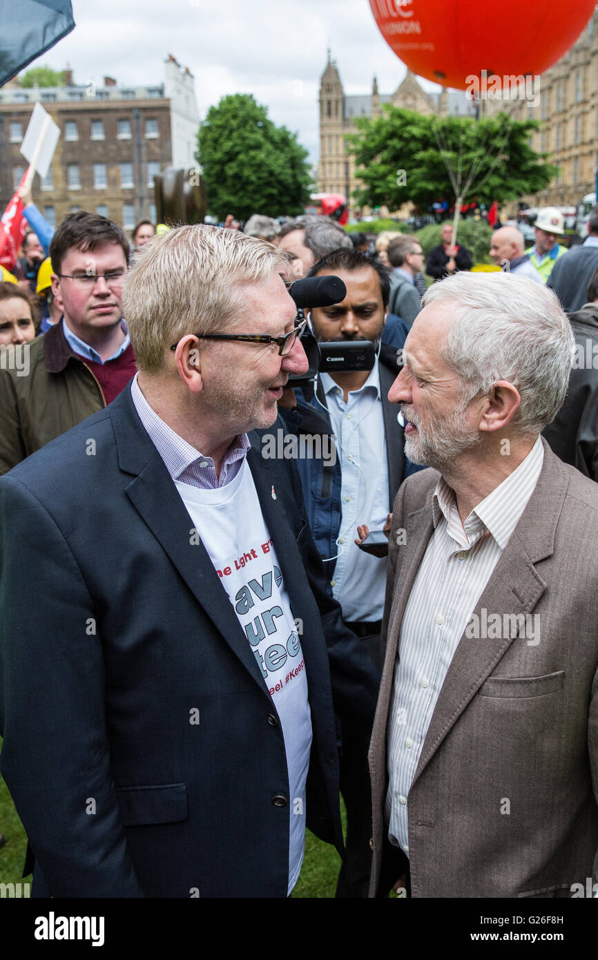 London, UK. 25. Mai 2016. Jeremy Corbyn marschierten Führer der Opposition, mit Len McCluskey, General Secretary fuer Unite, außerhalb des Parlaments nach Hunderten von Steelworkers durch Westminster weiterhin den Druck auf Tata und die Regierung Großbritanniens Stahlindustrie zu retten. Bildnachweis: Mark Kerrison/Alamy Live-Nachrichten Stockfoto