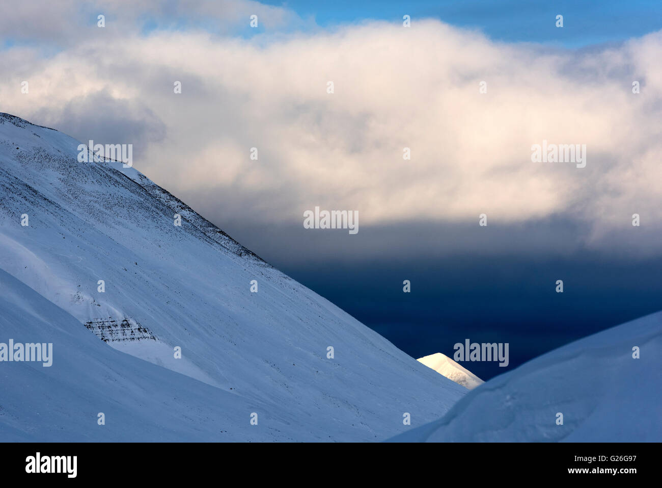 Schneebedeckte Berge Longyearbyen, Svalbard, Spitzbergen, Norwegen Stockfoto