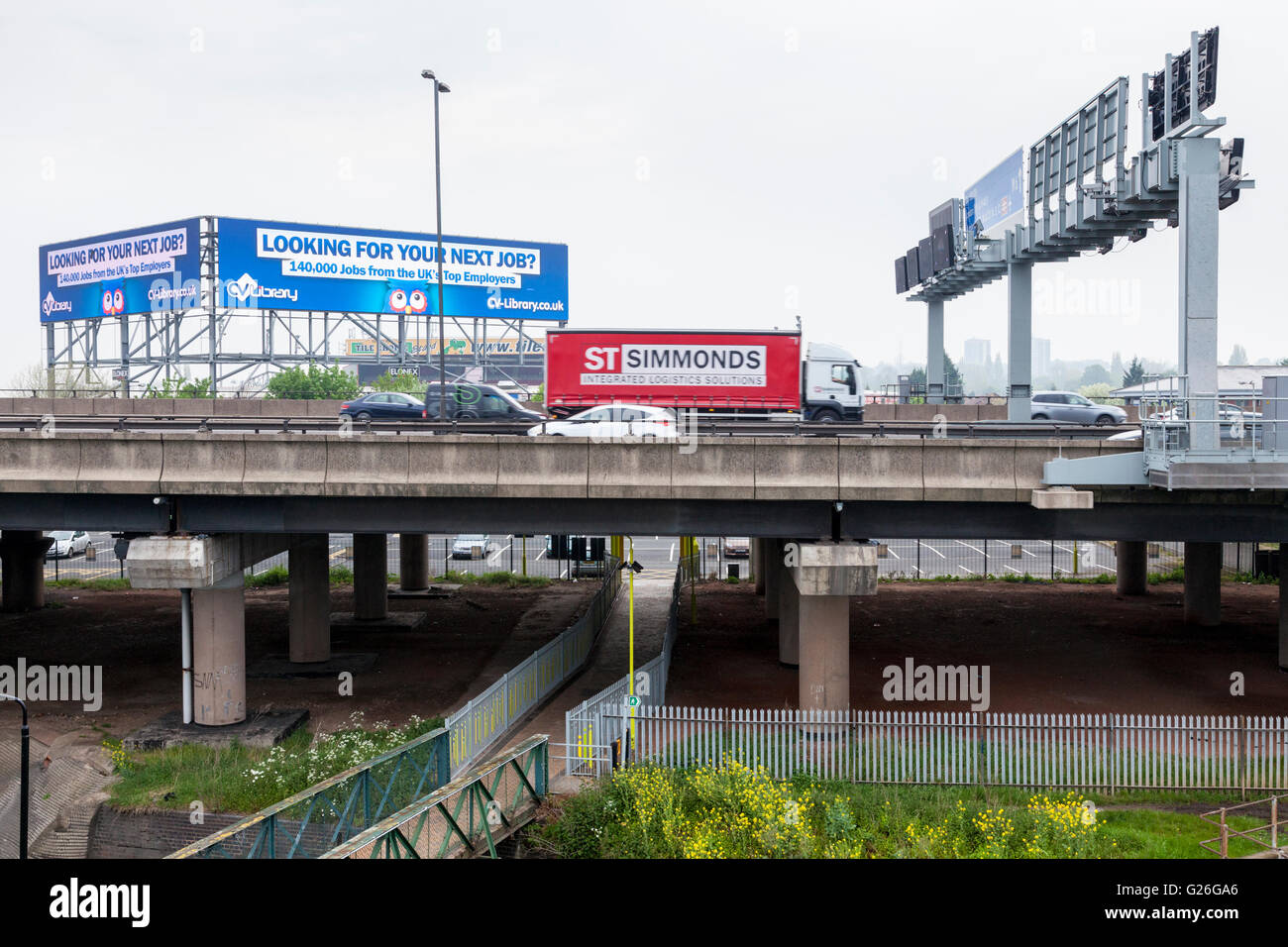 Autobahn M6 mit einer Straße zu unterzeichnen, Gantry und hohen Niveau elektronischer Werbung Plakat, Bescot, Walsall, West Midlands, England, UK Stockfoto