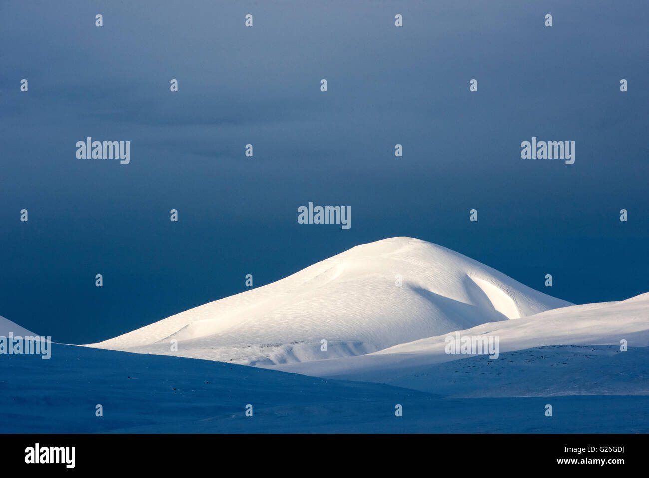 Schnee-Dünen in der Abenddämmerung Longyearbyen, Svalbard, Spitzbergen, Norwegen Stockfoto