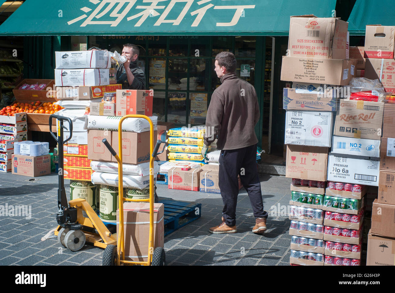 Chinatown Soho London Essen Lieferung Kisten Paletten Schubkarre Essen speichern Shop Arbeiter liefern Lebensmittel Stockfoto