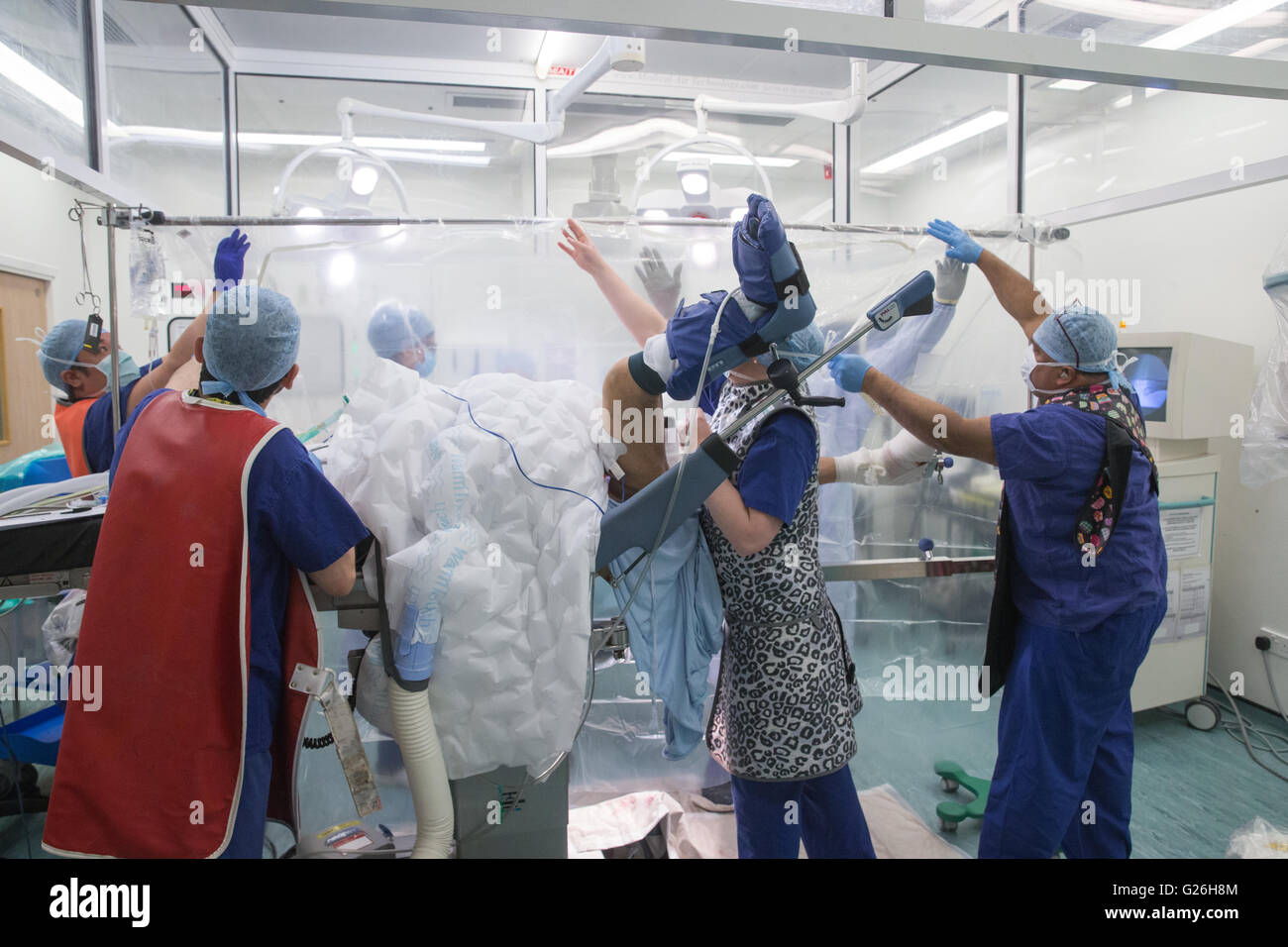 Krankenhauspersonal vorbereiten ein Patienten für eine Operation vor einem offenen Reposition und Osteosynthese des Sprunggelenks Stockfoto