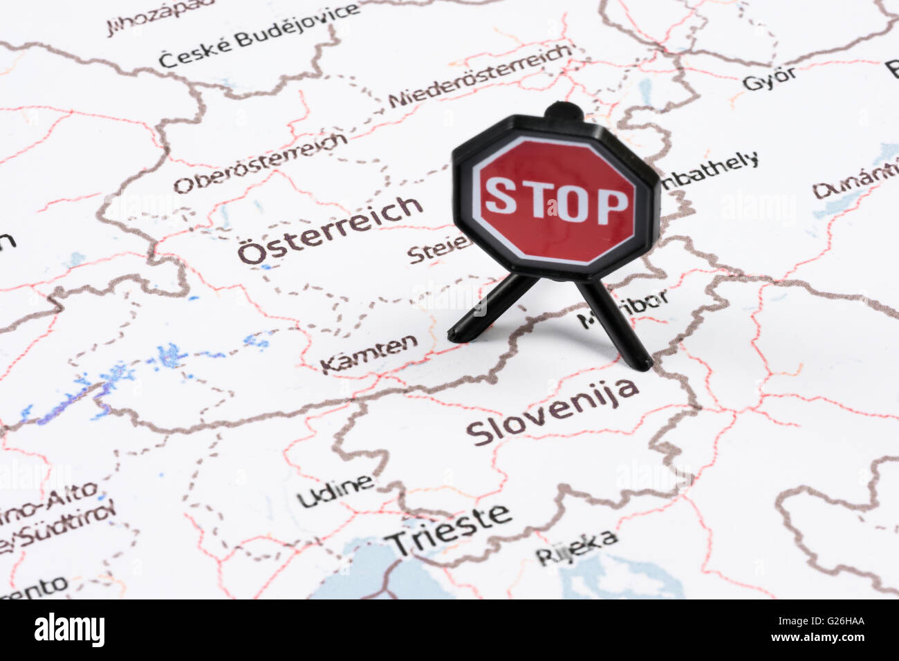 EU-Migranten Krise österreichischen-slowenischen Grenze Stop-Schild Stockfoto