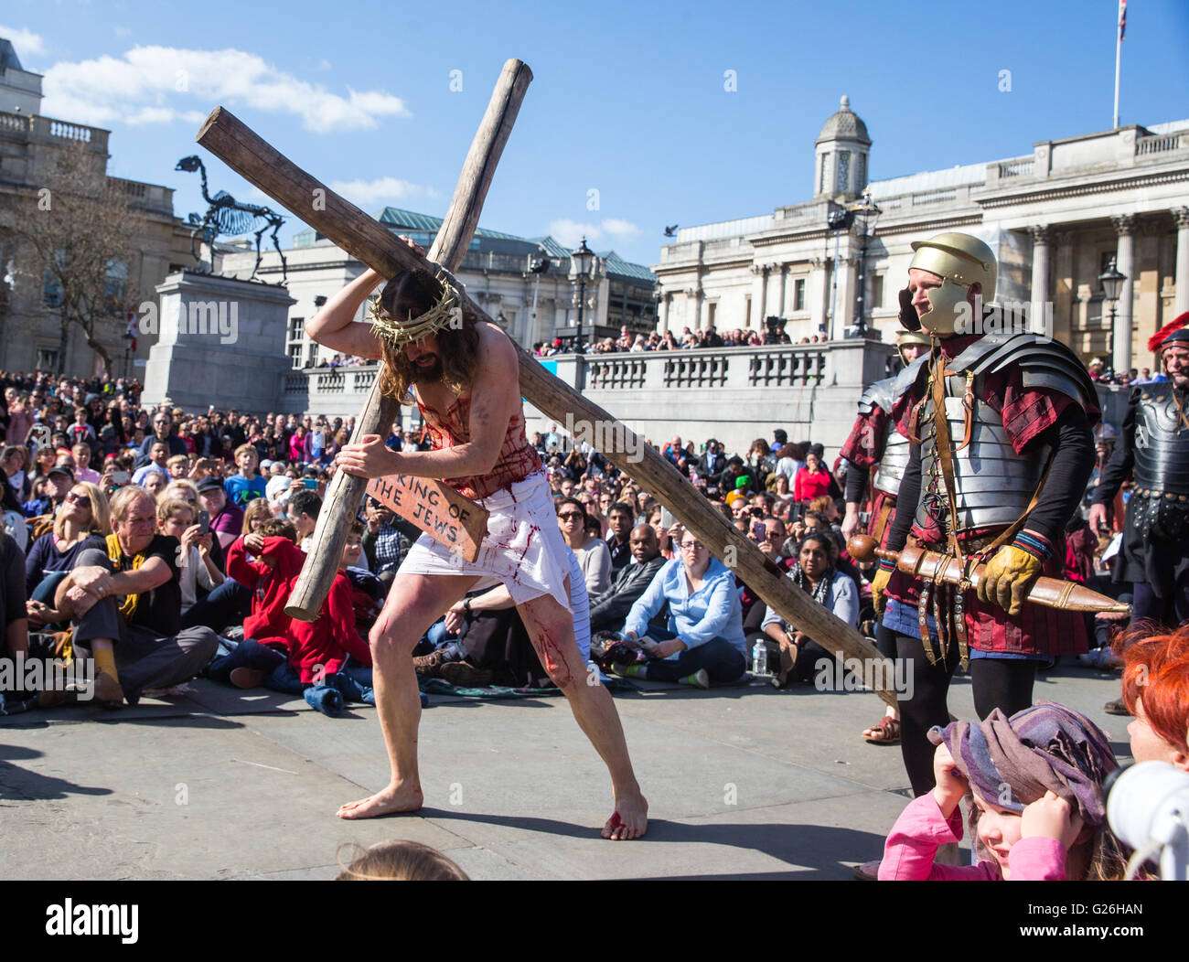 Schauspieler James Burke-Dunsmore spielt Jesus, während "Die Passion Christi" am Trafalgar Square in London, Großbritannien. Stockfoto