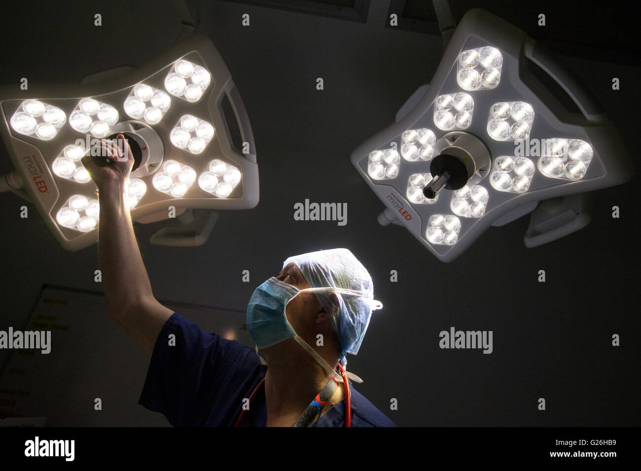 Ein Theater-Techniker passt die Lichter vor einer Operation. Stockfoto
