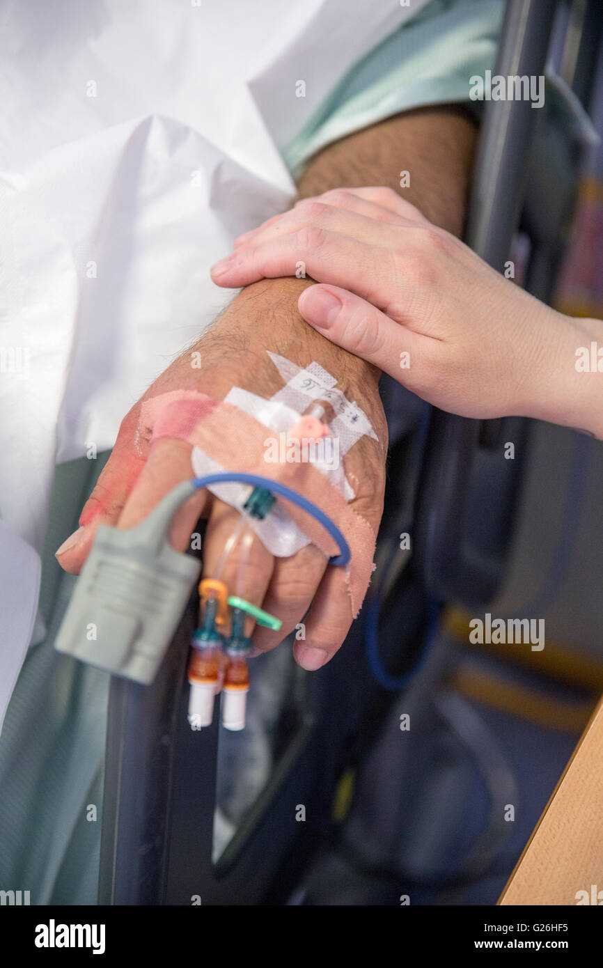 Eine Krankenschwester tröstet ein Patient nach einer operation Stockfoto