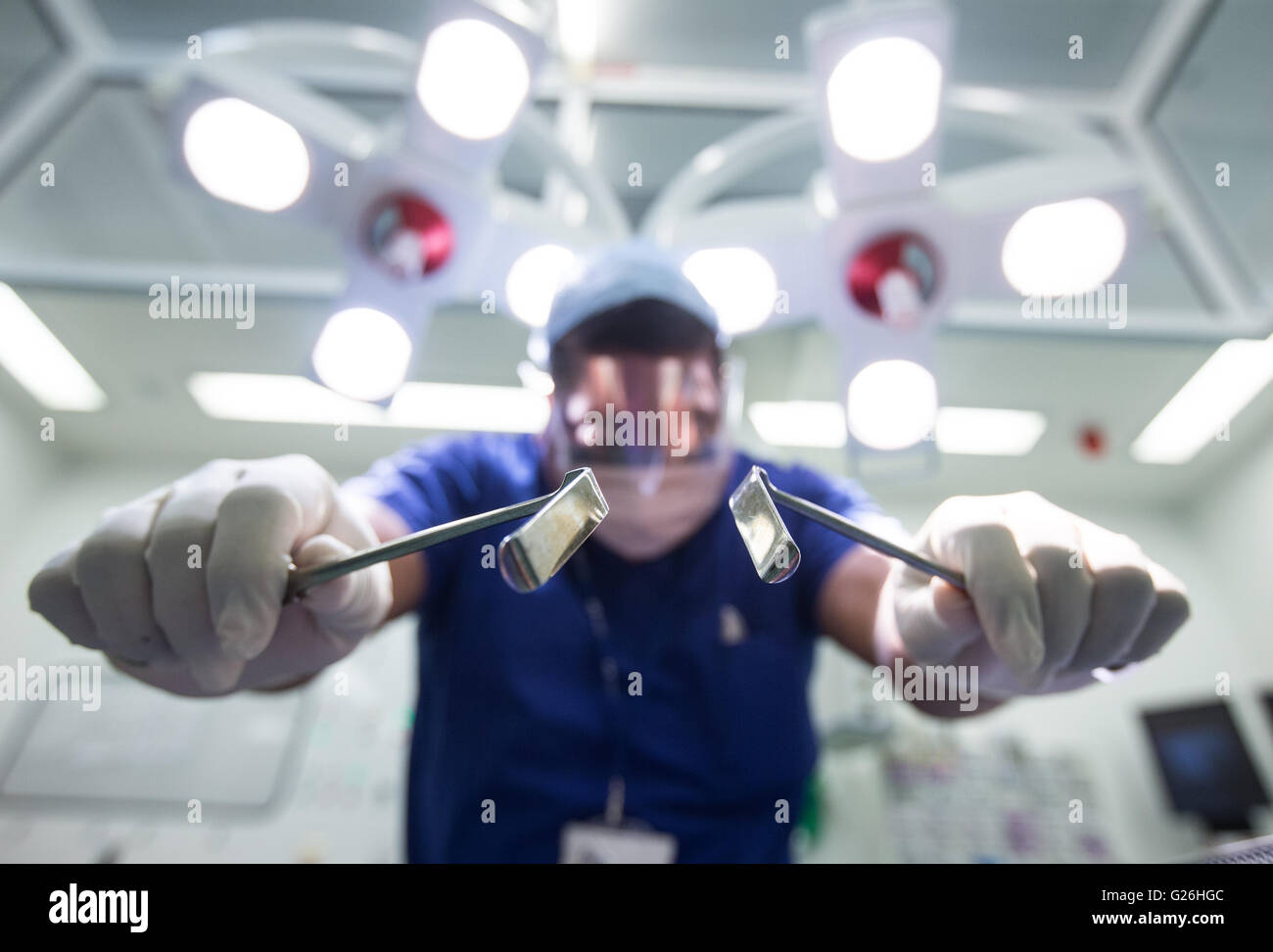 Des Patienten Vogelperspektive der Chirurg in einem Theater während einer Operation bücken Stockfoto