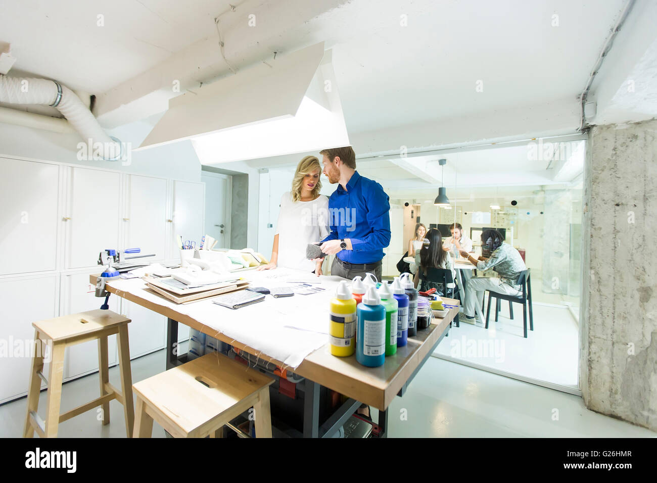 Geschäftsleute, die gemeinsam im modernen Büro Stockfoto