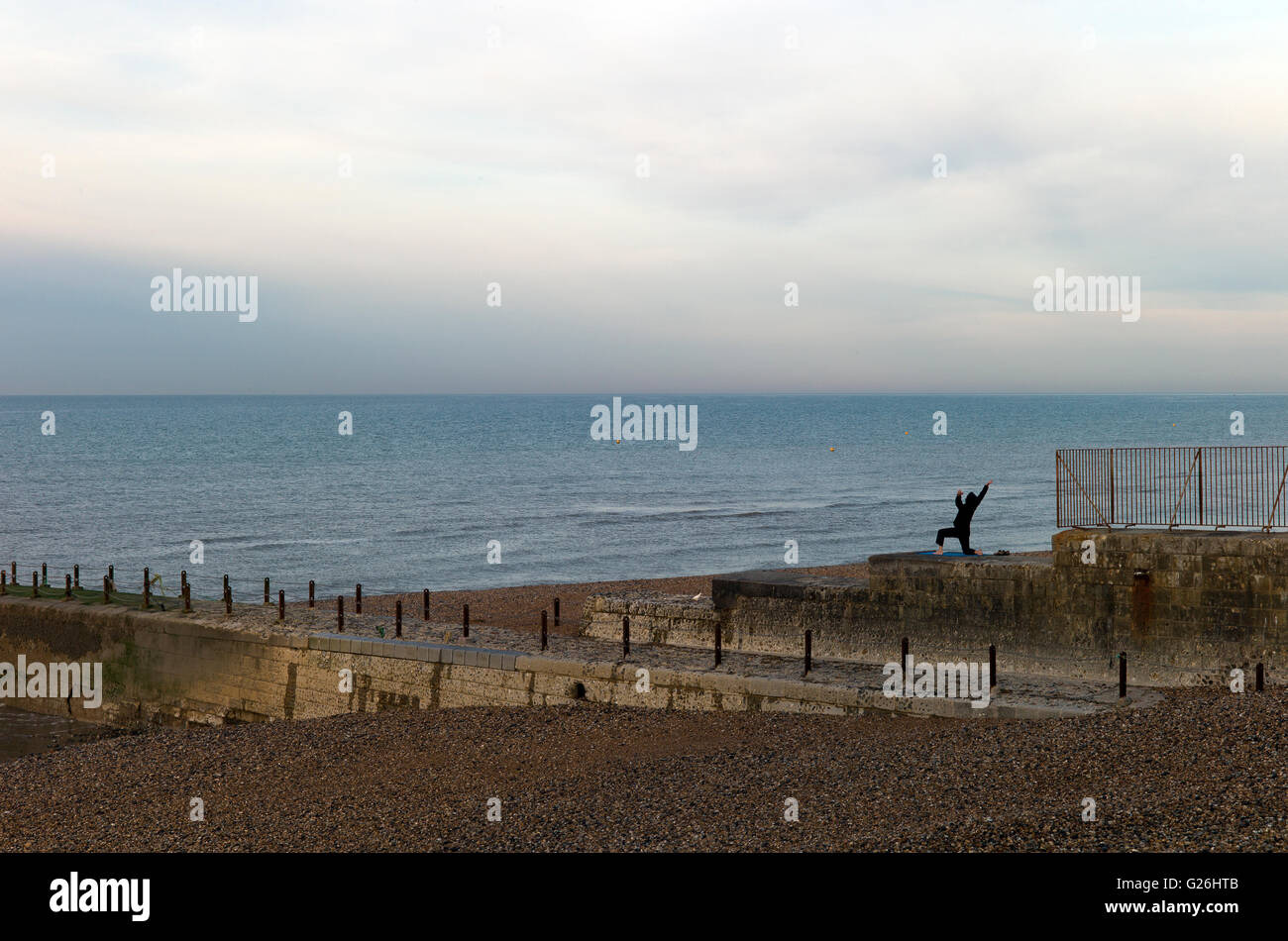 Mann unter Übung auf Grone, am frühen Morgen, Hove, Sussex Stockfoto