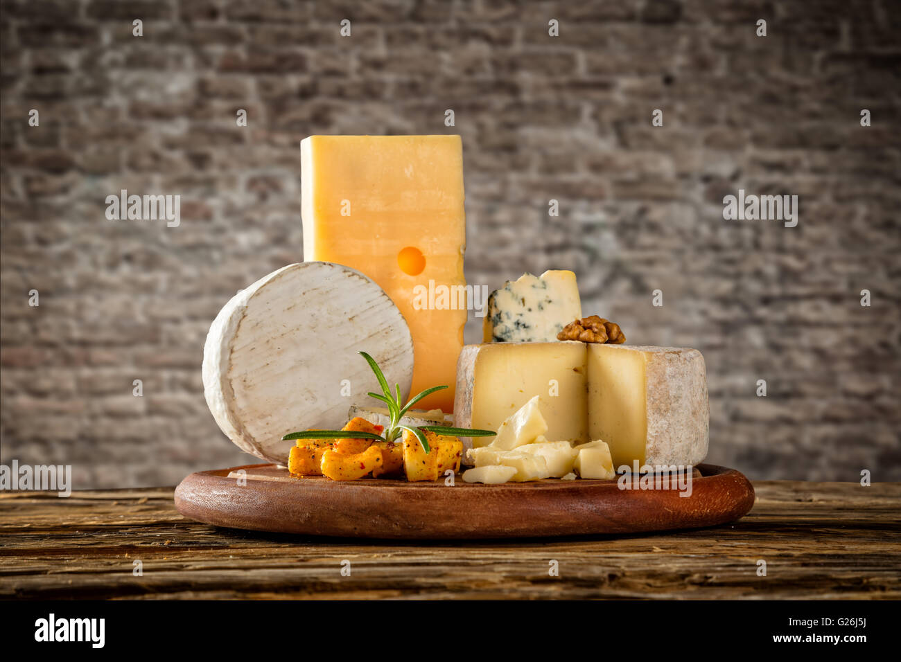 Verschiedene Arten von Käse auf Holztisch, Exemplar für Text gelegt. Mauer auf Hintergrund Stockfoto