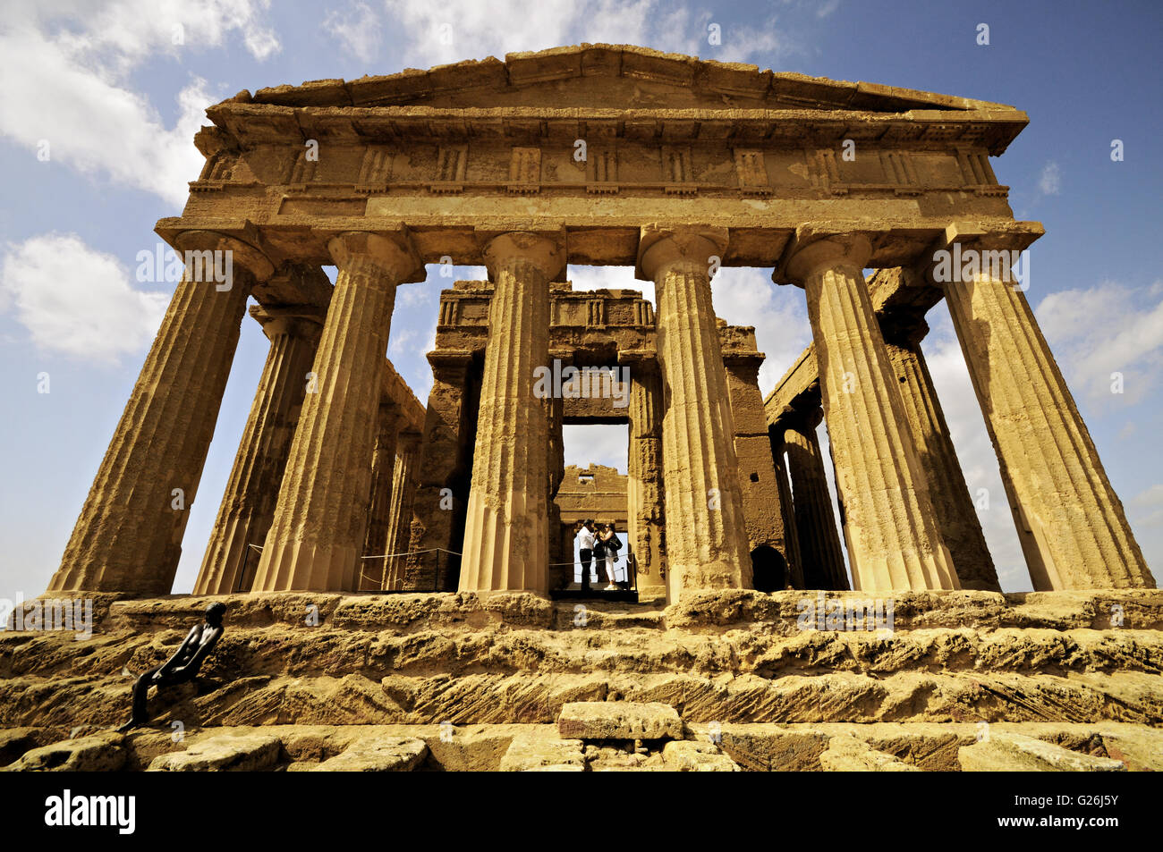 Niedrigen Winkel-Blick auf den Tempel der Concordia, Valle dei Templi, Sizilien, Italien Stockfoto