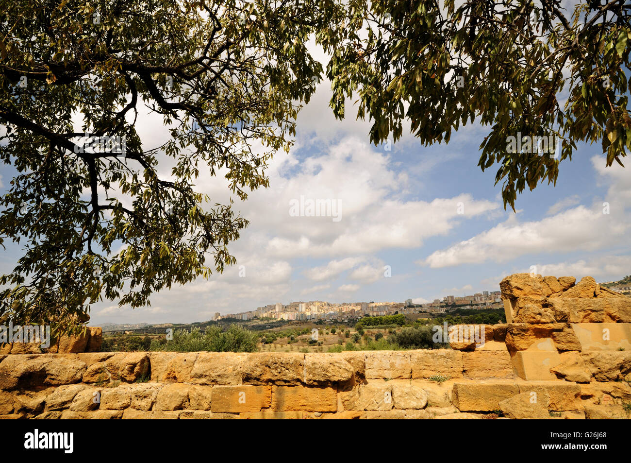 Blick auf die Stadt Agrigent vom Valle dei Templi (Tal der Tempel), Sizilien, Italien Stockfoto