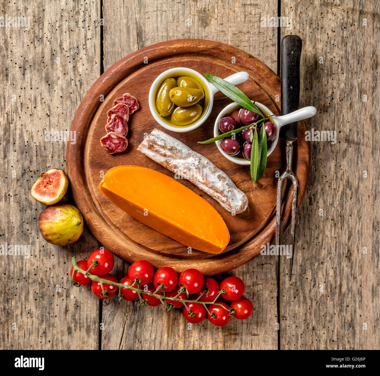 Verschiedene Arten von traditionellen Käse und Delikatesse für Wein, auf Holzbrett, Schuss aus Vogelperspektive Ansicht platziert. Stockfoto