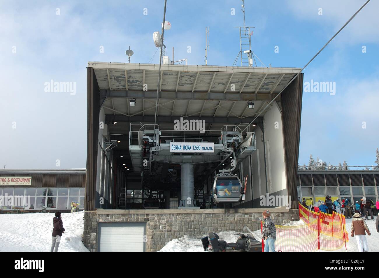 Janske Lazne, Tschechische Republik - 17. Februar 2015: Gondel Liftstation auf Cerna Hora Berg im Riesengebirge nea Stockfoto