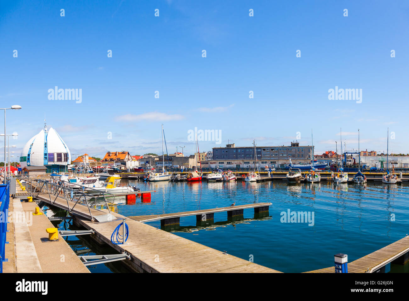 Malerische Aussicht auf Yachten vertäut am Yachthafen in Hel, Polen. Stockfoto