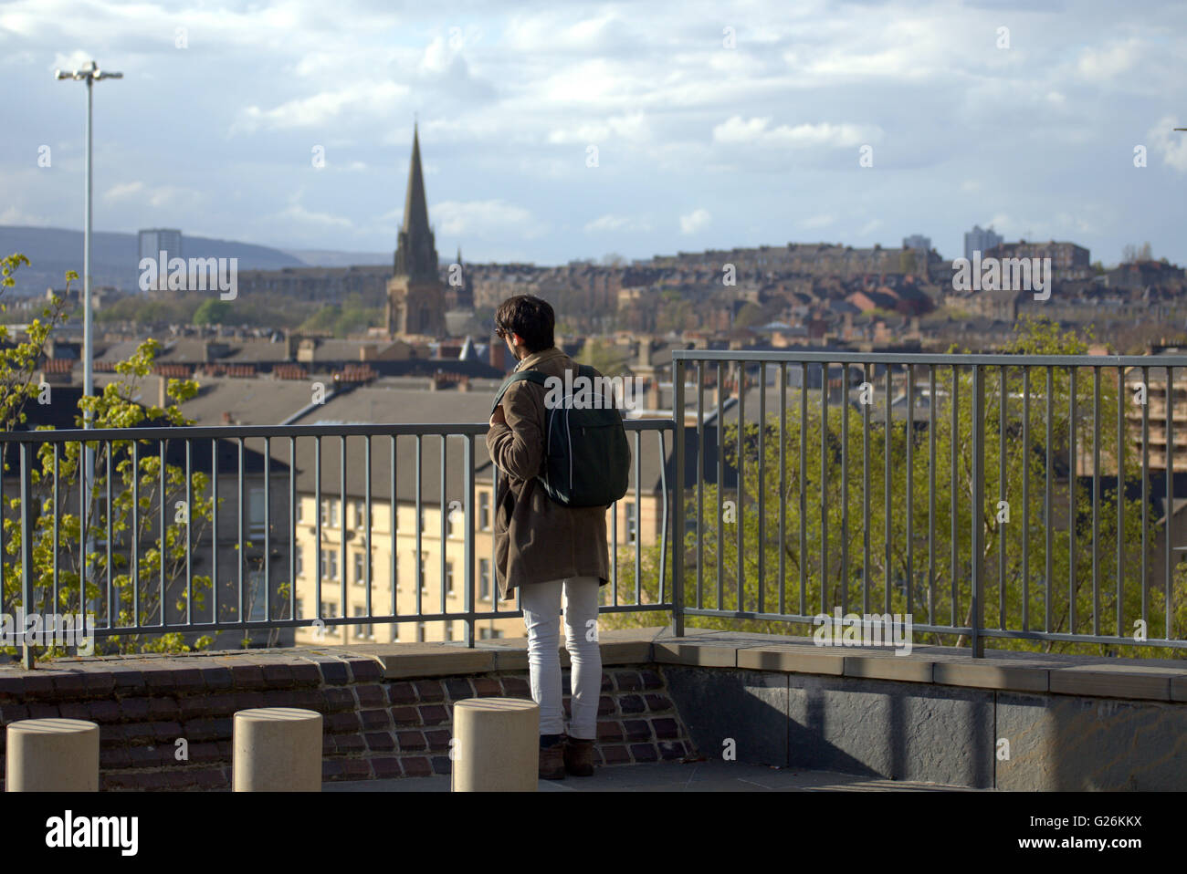 junge trendige Mann sieht Blick auf Nord Glasgow Glasgow, Scotland, UK. Stockfoto