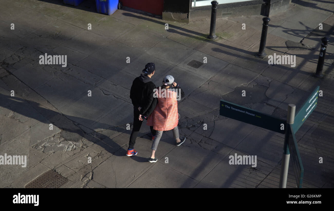 Frau und Mann junges Paar jungen und Mädchen zu Fuß an der Ampel gesehen von oben, Glasgow, Schottland, Großbritannien. Stockfoto