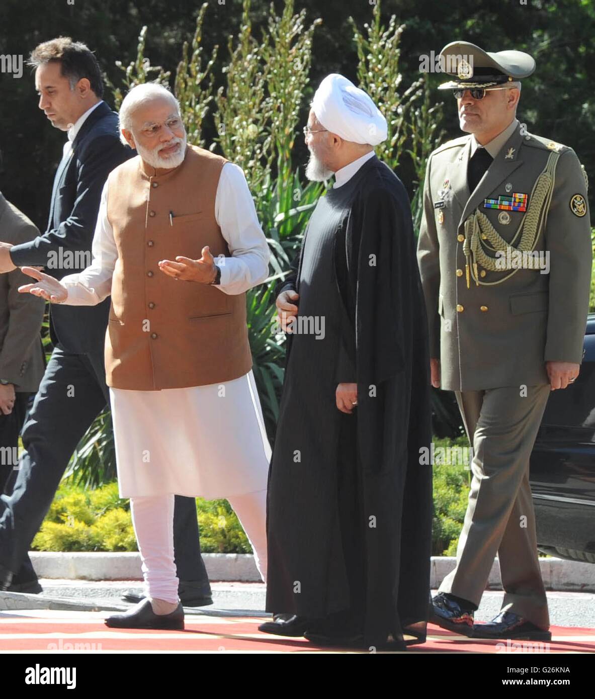 Der indische Premierminister Narendra Modi mit iranischen Präsidenten Hassan Rouhani während der Begrüßung im Palazzo Saadabad 23. Mai 2016 in Teheran, Iran. Stockfoto