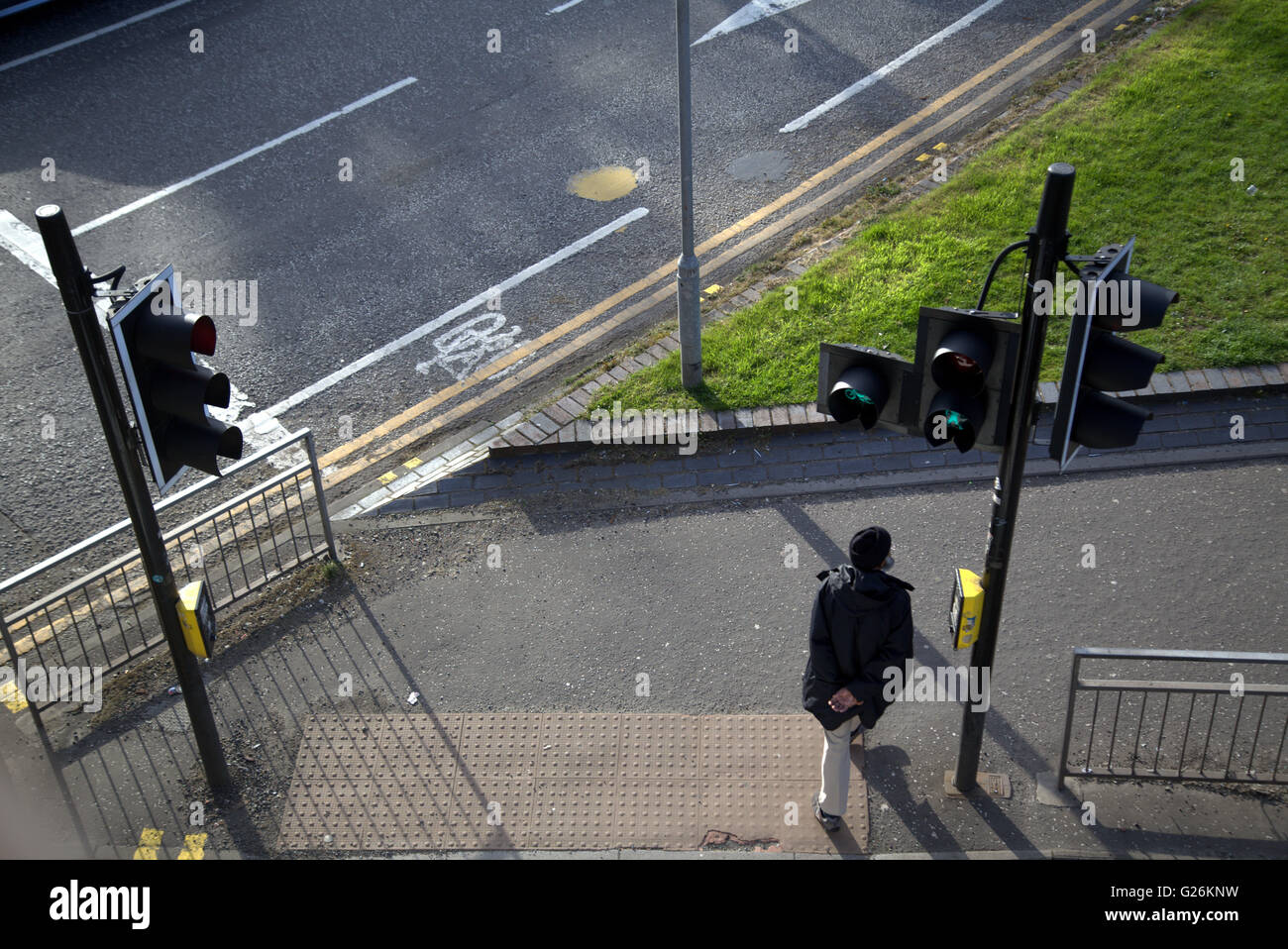 asiatischen Mann zu Fuß an der Ampel gesehen von oben, Glasgow, Schottland, Großbritannien. Stockfoto
