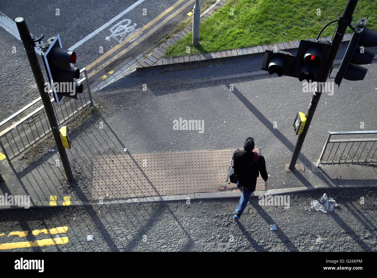 Mann zu Fuß an der Ampel gesehen von oben, Glasgow, Schottland, Großbritannien. Stockfoto