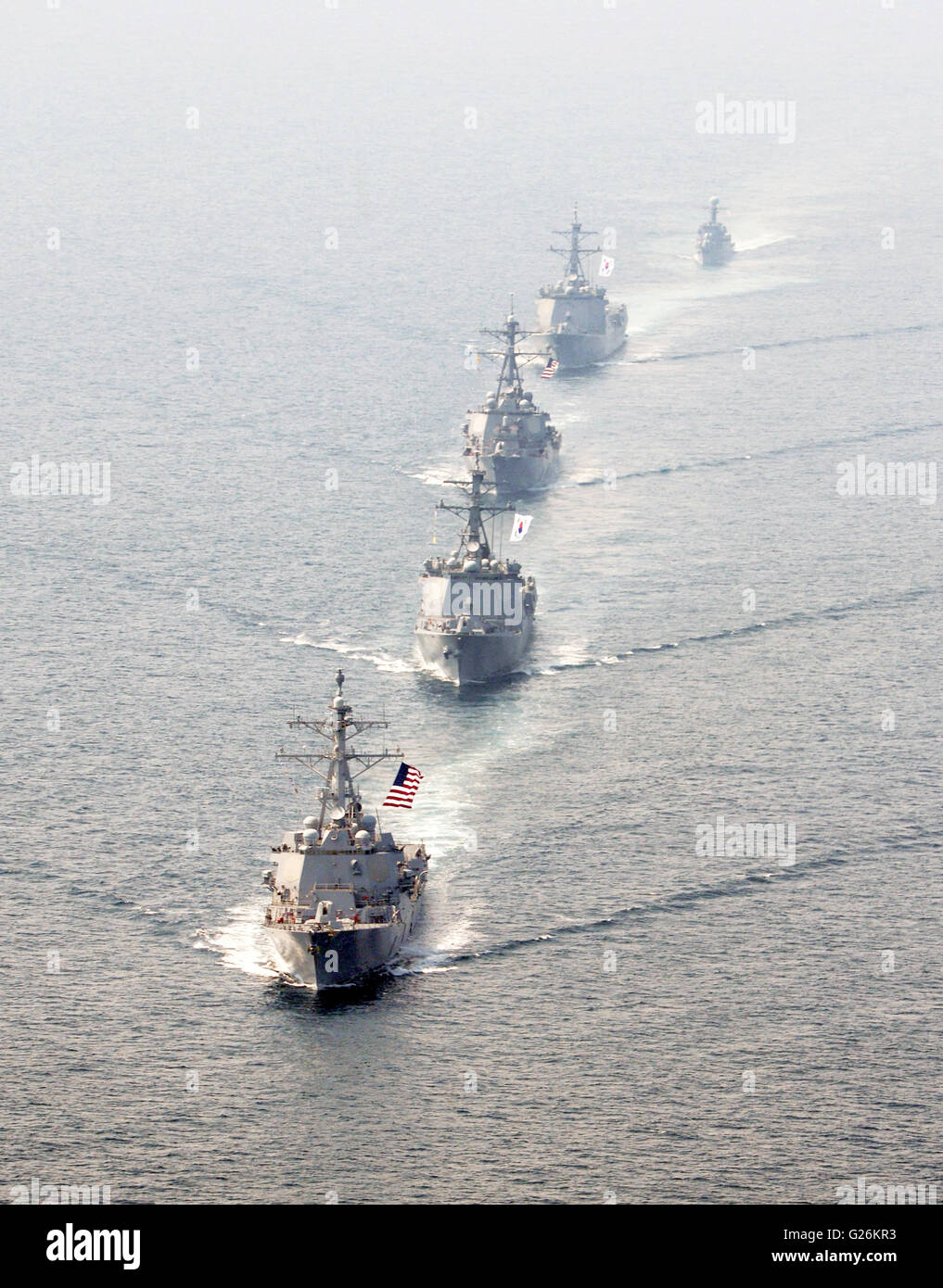 Die USMarine und südkoreanische Marine Schiffe in Formation während