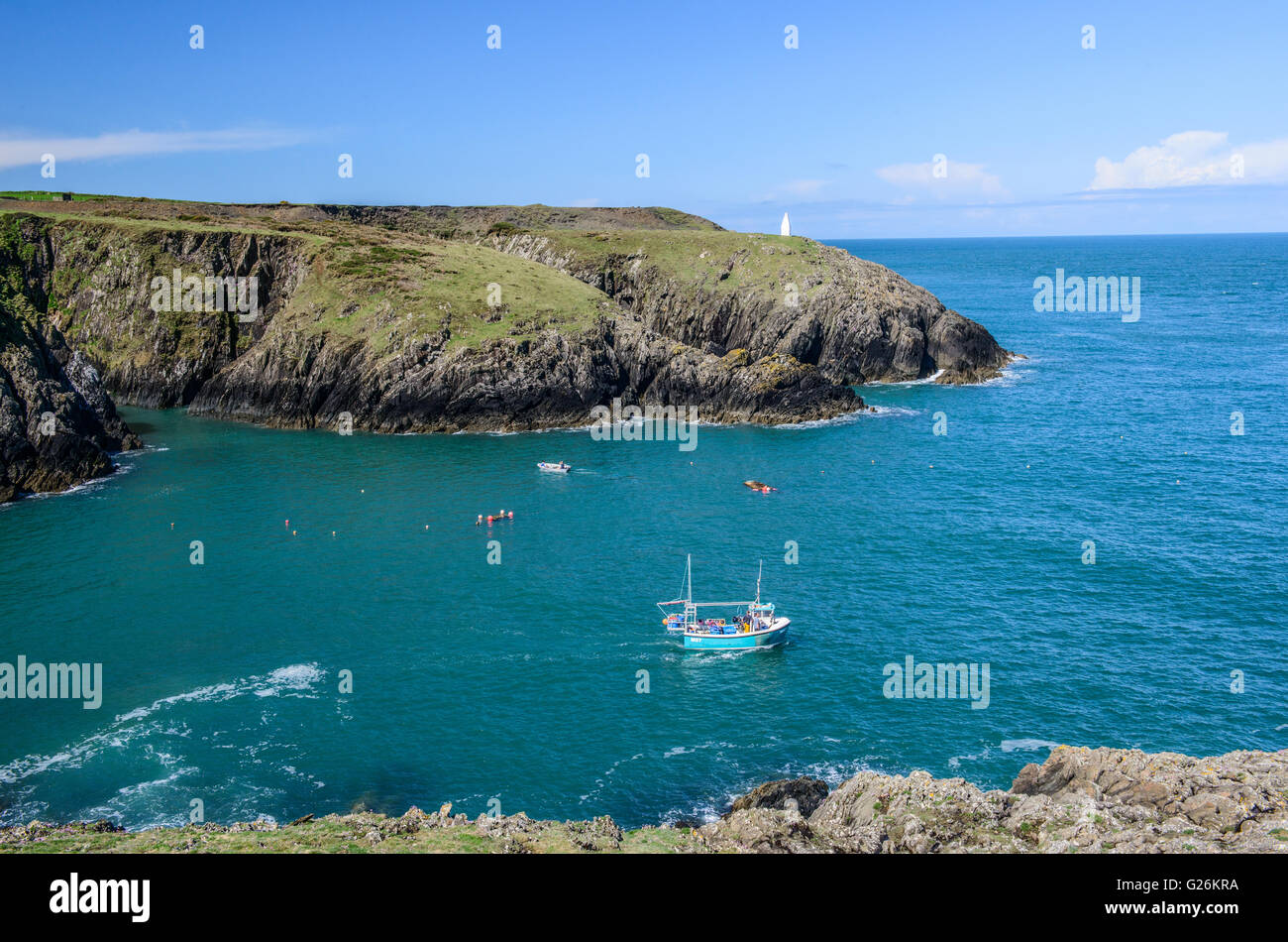 Eingang zum Hafen von Porthgain auf der Pembrokeshire Coast National Park West Wales an einem sonnigen Tag Stockfoto