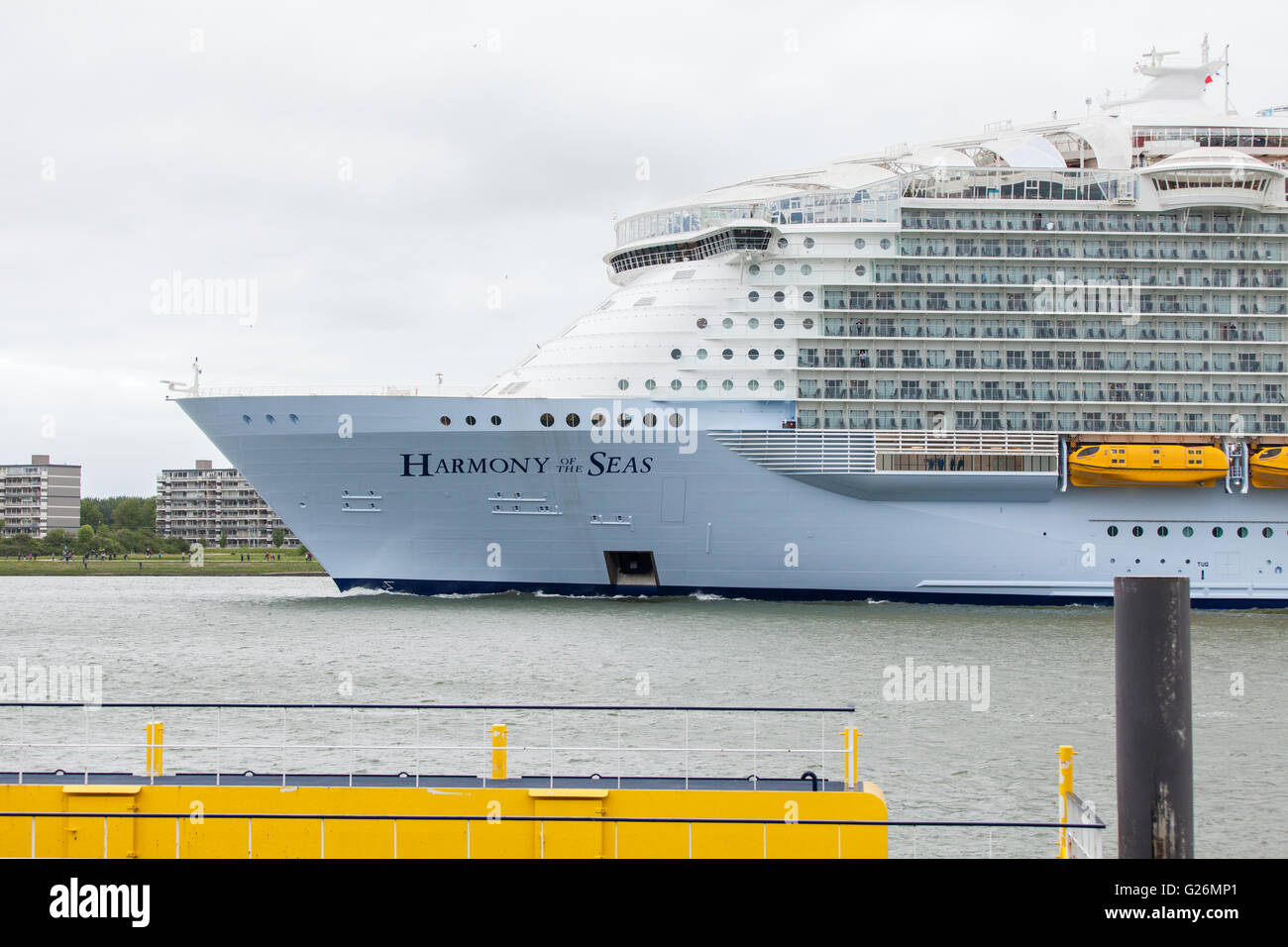 Weltweit größte Kreuzfahrtschiff verlässt Harmonie der Meere Hafen von Rotterdam Niederlande für den Rest seiner Jungfernfahrt Stockfoto