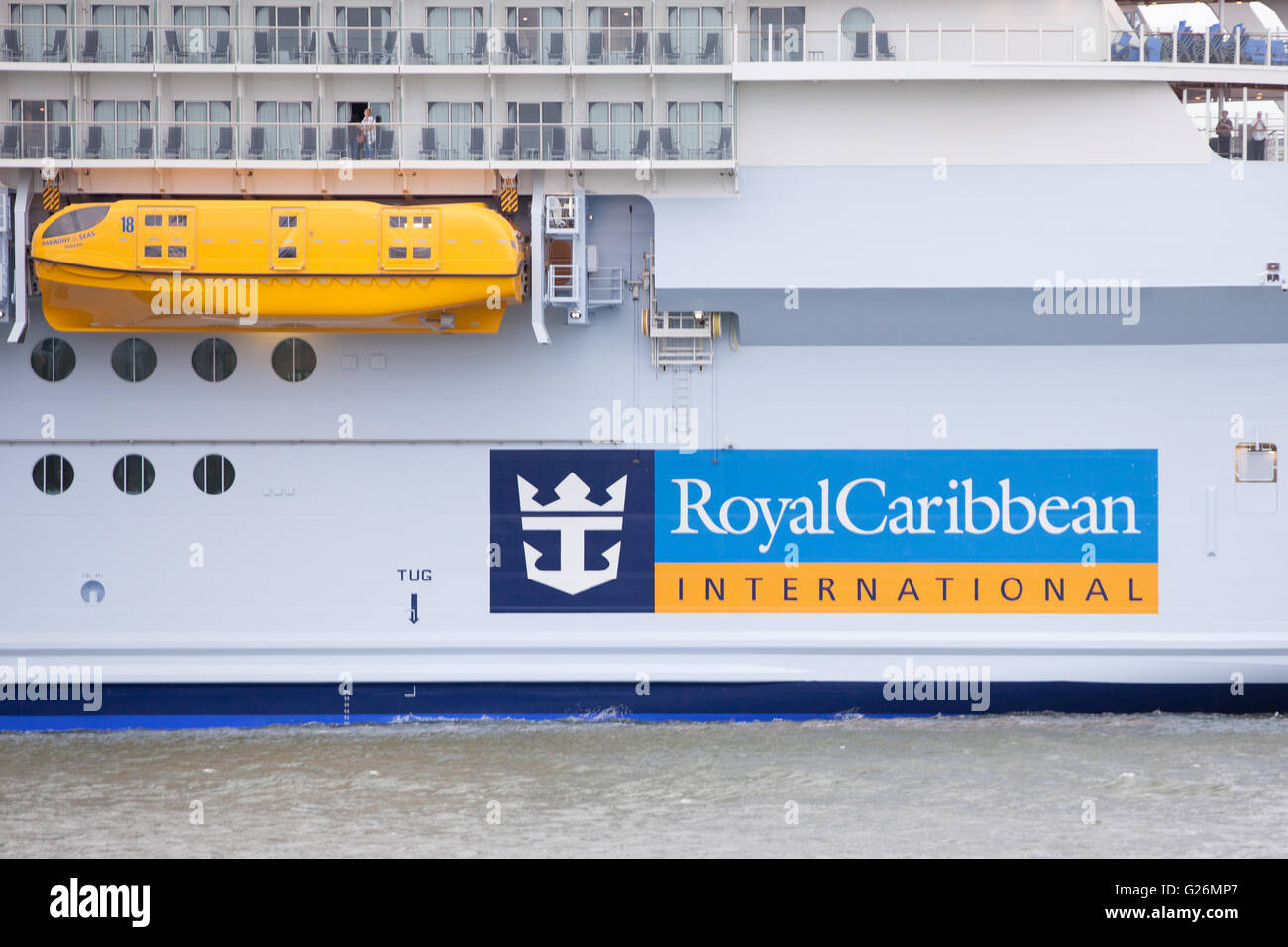 Backbordseite des weltweit größten Kreuzfahrtschiff Harmonie der Meere verlassen Hafen von Rotterdam Niederlande für den Rest seiner Jungfernfahrt Stockfoto