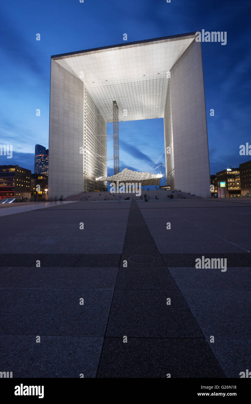 Paris, Frankreich - La Grande Arche De La Défense bei Einbruch der Dunkelheit beleuchtet Stockfoto