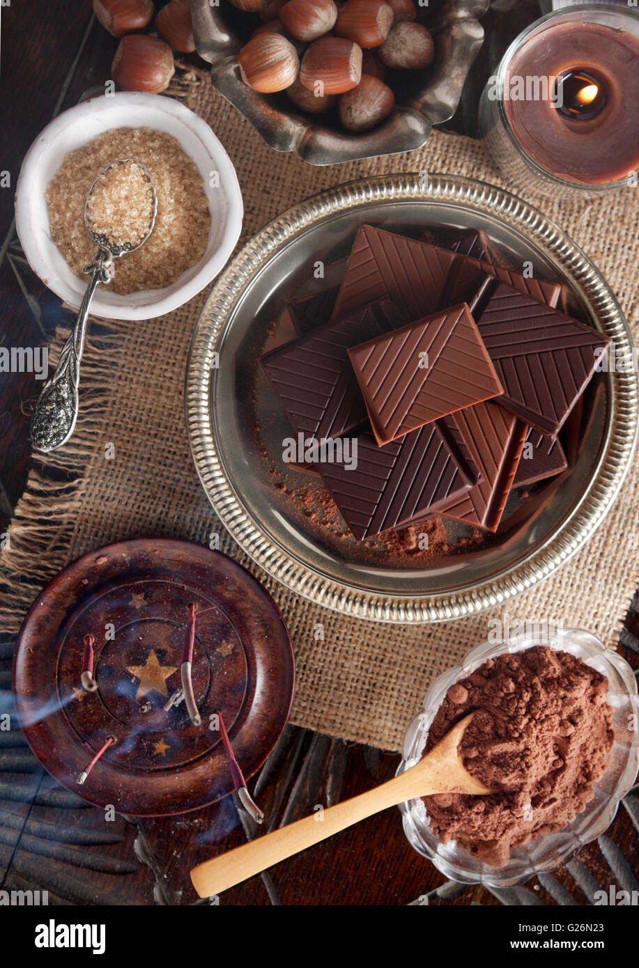 Schokoriegel und Zutaten auf einem Holztisch direkt von oben gesehen Stockfoto