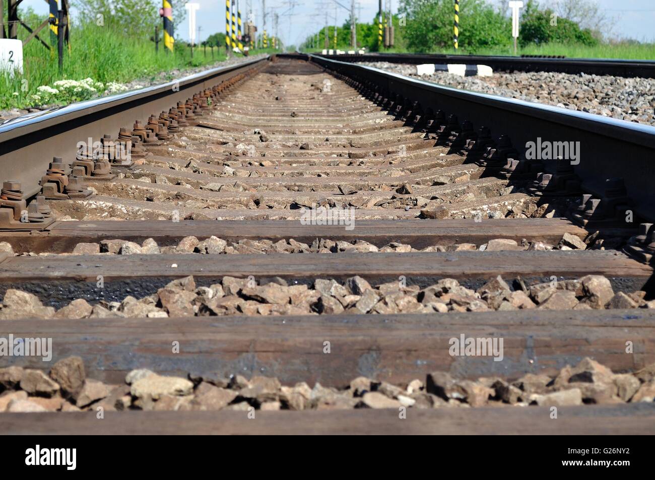 Detail der Gleisanlagen mit Träger und Kies Stockfoto