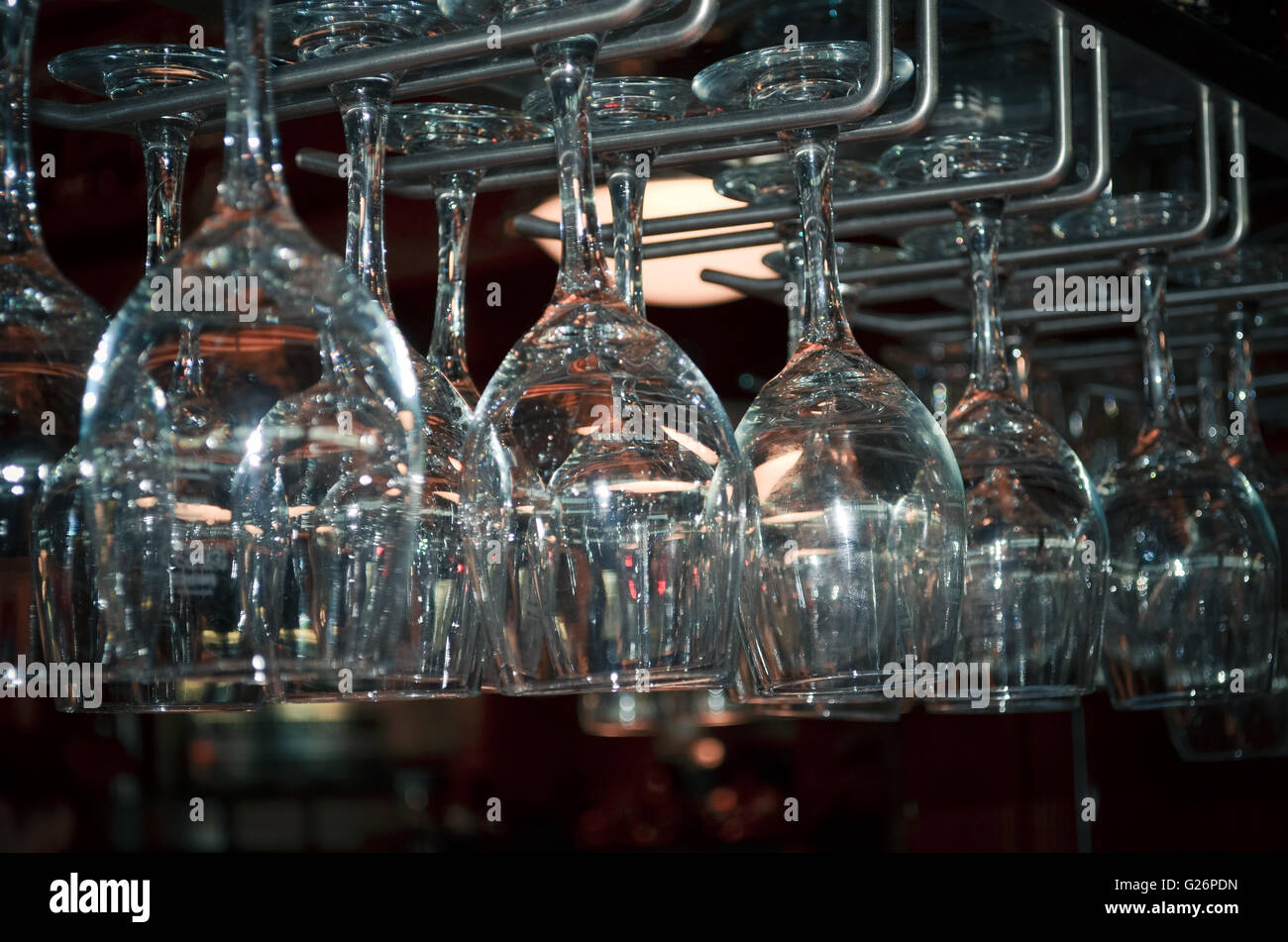 Reihen von leeren Gläser Wein auf das Schaufenster Stockfoto