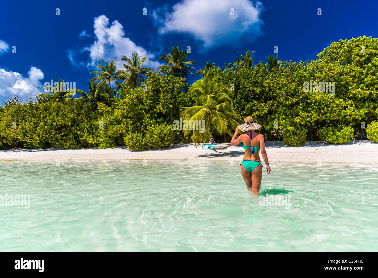 Young Girl At The Beach White Bikini Fotos Und Bildmaterial In Hoher Auflösung Seite 2 Alamy 