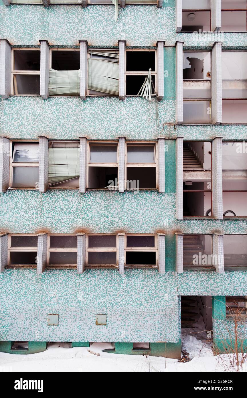 Hochhaus mit zerbrochenen Fenstern aufgegeben Stockfoto