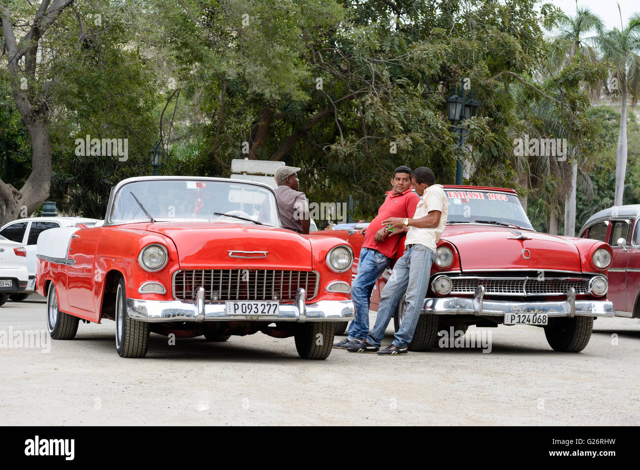 Amerikanische Oldtimer (einschließlich ein Ford Fairlane) im Parque Central, Alt-Havanna, Kuba Stockfoto