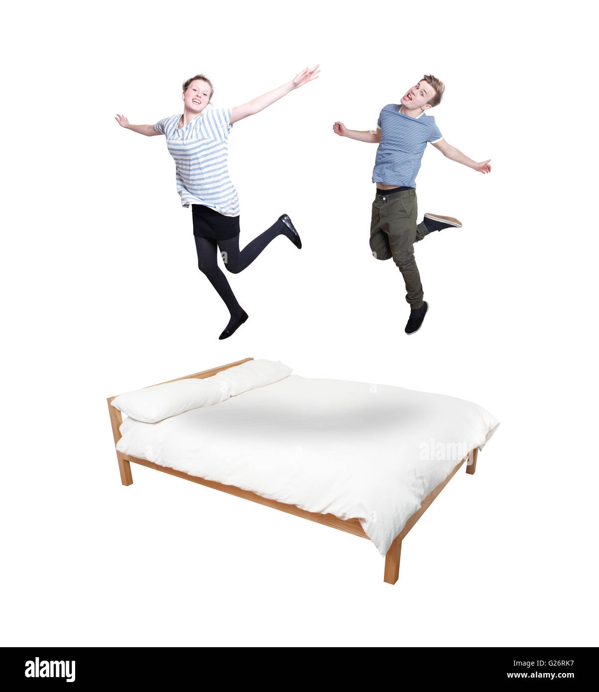 Paar springen auf Bett Stockfoto