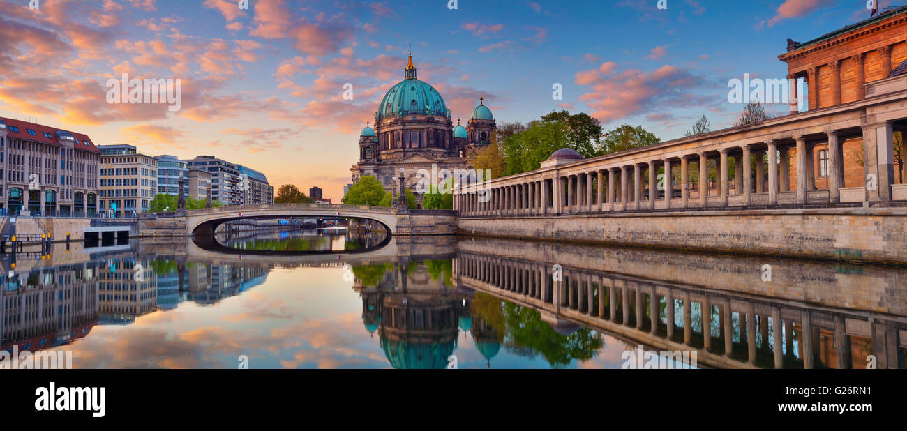 Berlin. Panorama-Bild der Berliner Dom und der Museumsinsel in Berlin bei Sonnenaufgang. Stockfoto