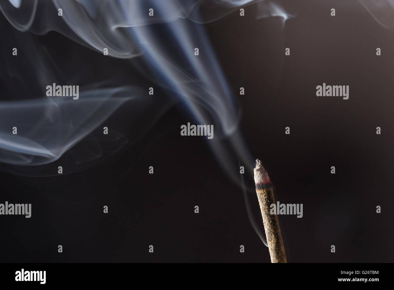 Ein Räucherstäbchen mit Rauch Stockfoto