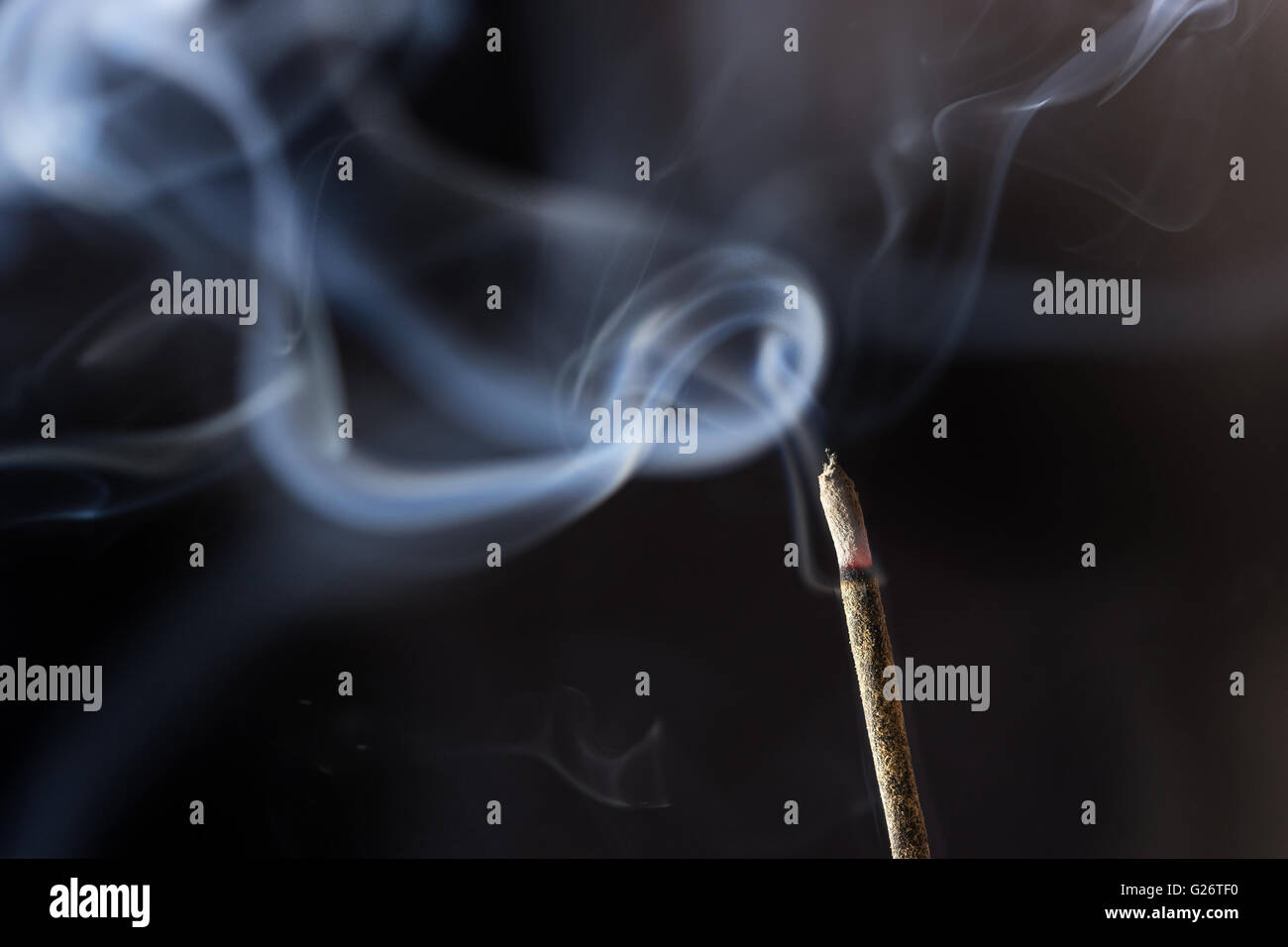 Ein Räucherstäbchen mit Rauch Stockfoto