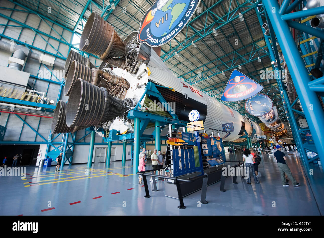 Besucher betrachten die Saturn 5-Rakete, die der Besucher-Komplex des Kennedy Space Center ausgestellt ist Stockfoto