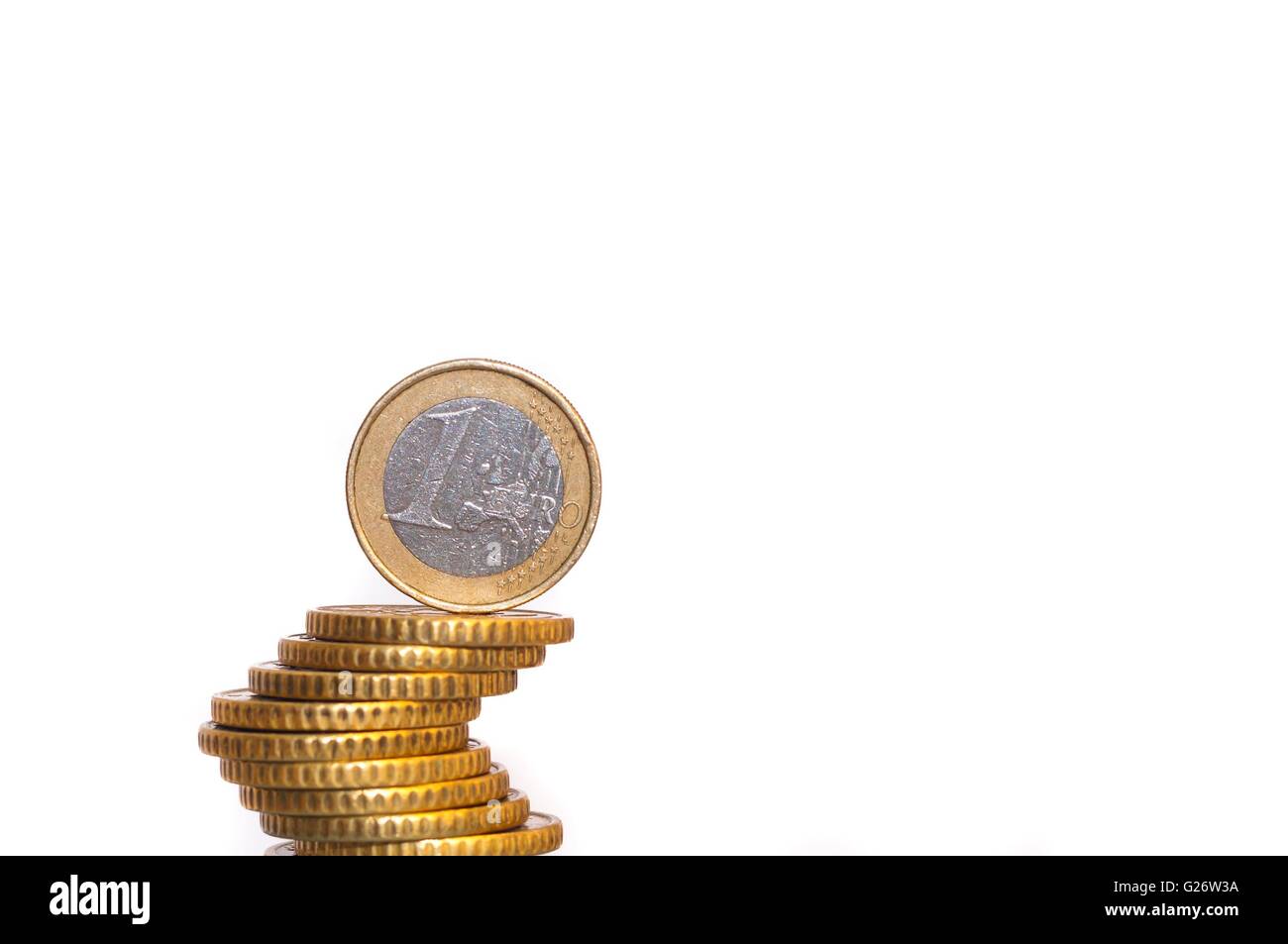 Stapel von Euro-Münzen mit 1-Euro-Münze auf der Oberseite isoliert auf weißem Hintergrund - Euro Geld sparen. Platz auf der rechten Seite Stockfoto