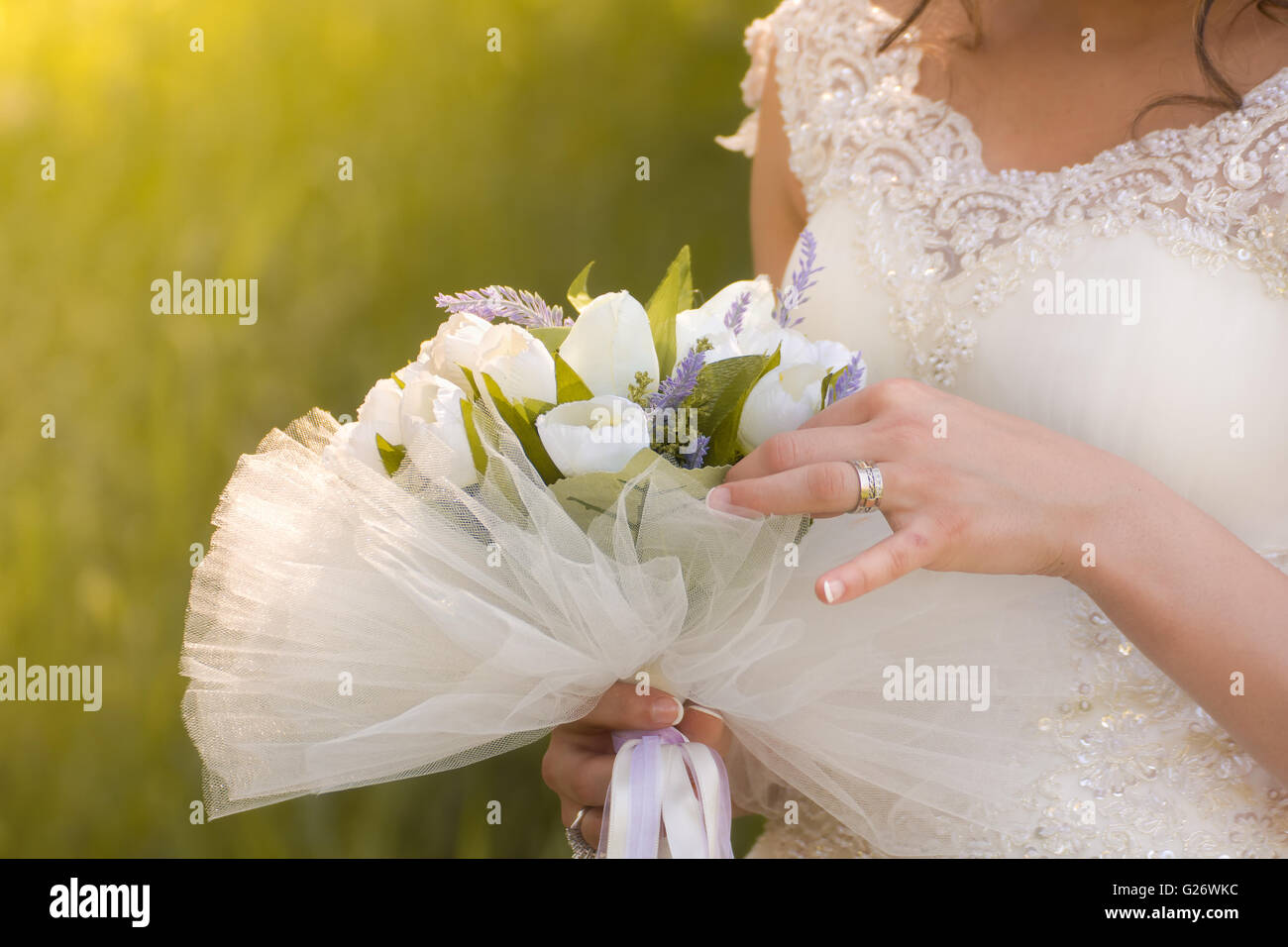 schöne Hochzeitsblumen in die Hände der Braut Stockfoto