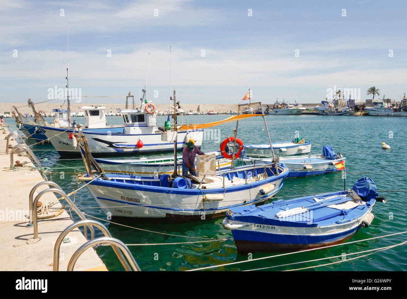 Kleine Boote bei Fischer Hafen von Fuengirola, Andalusien, Costa Del Sol, Spanien. Stockfoto