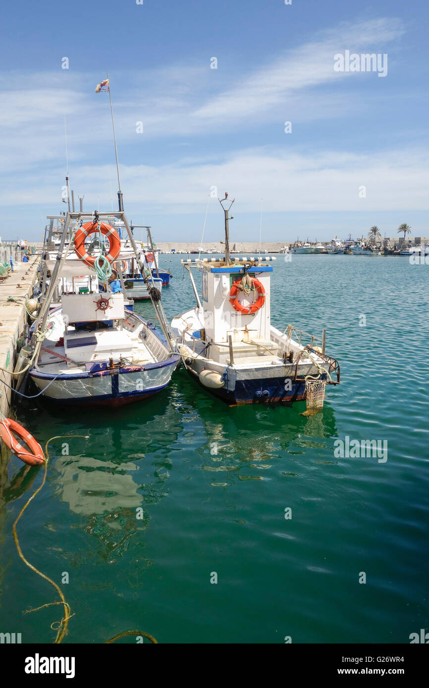 Zwei kleine Boote bei Fischer Hafen von Fuengirola, Andalusien, Costa Del Sol, Spanien. Stockfoto