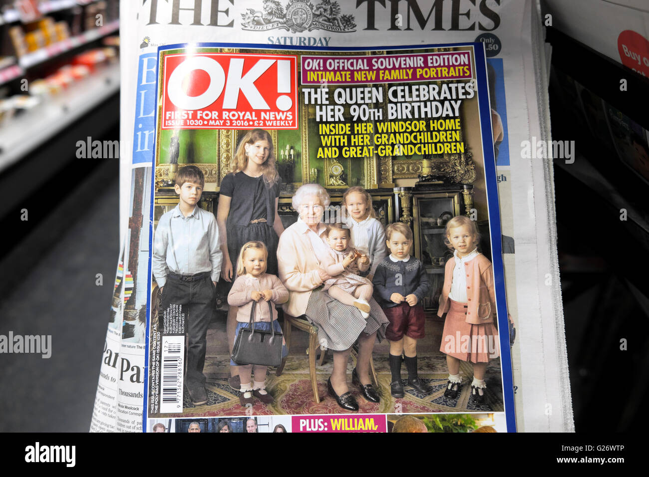 OK Magazin-Cover mit Königin Elizabeth II. mit ihrem Enkel und Urenkel kann 2016 London England UK Stockfoto